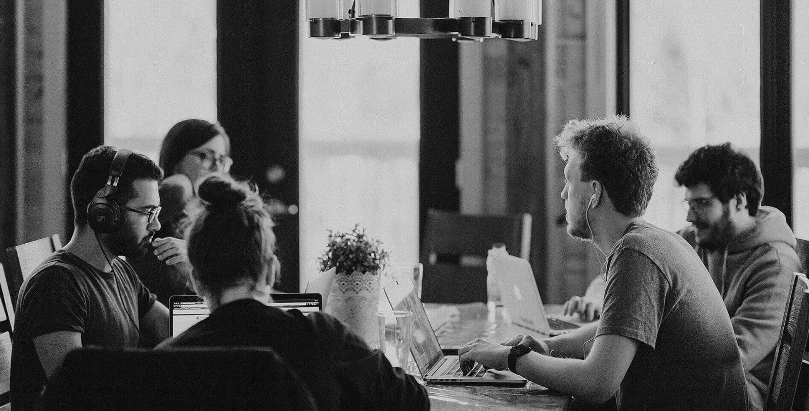L'équipe WEBI travaillant sur des projets d'intelligence artificielle